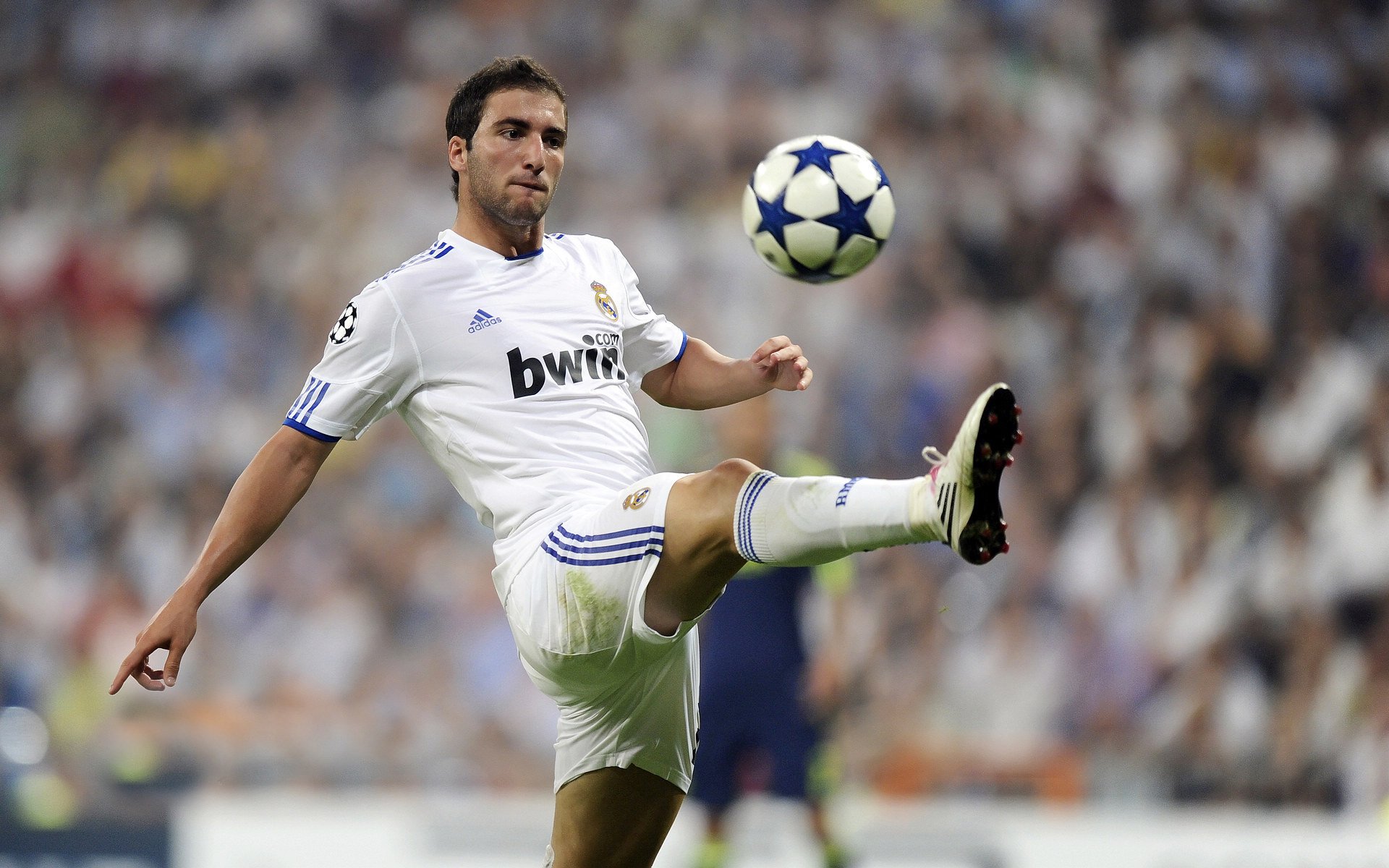 皇家马德里加强控球压制中场节奏，皇家马德里队形